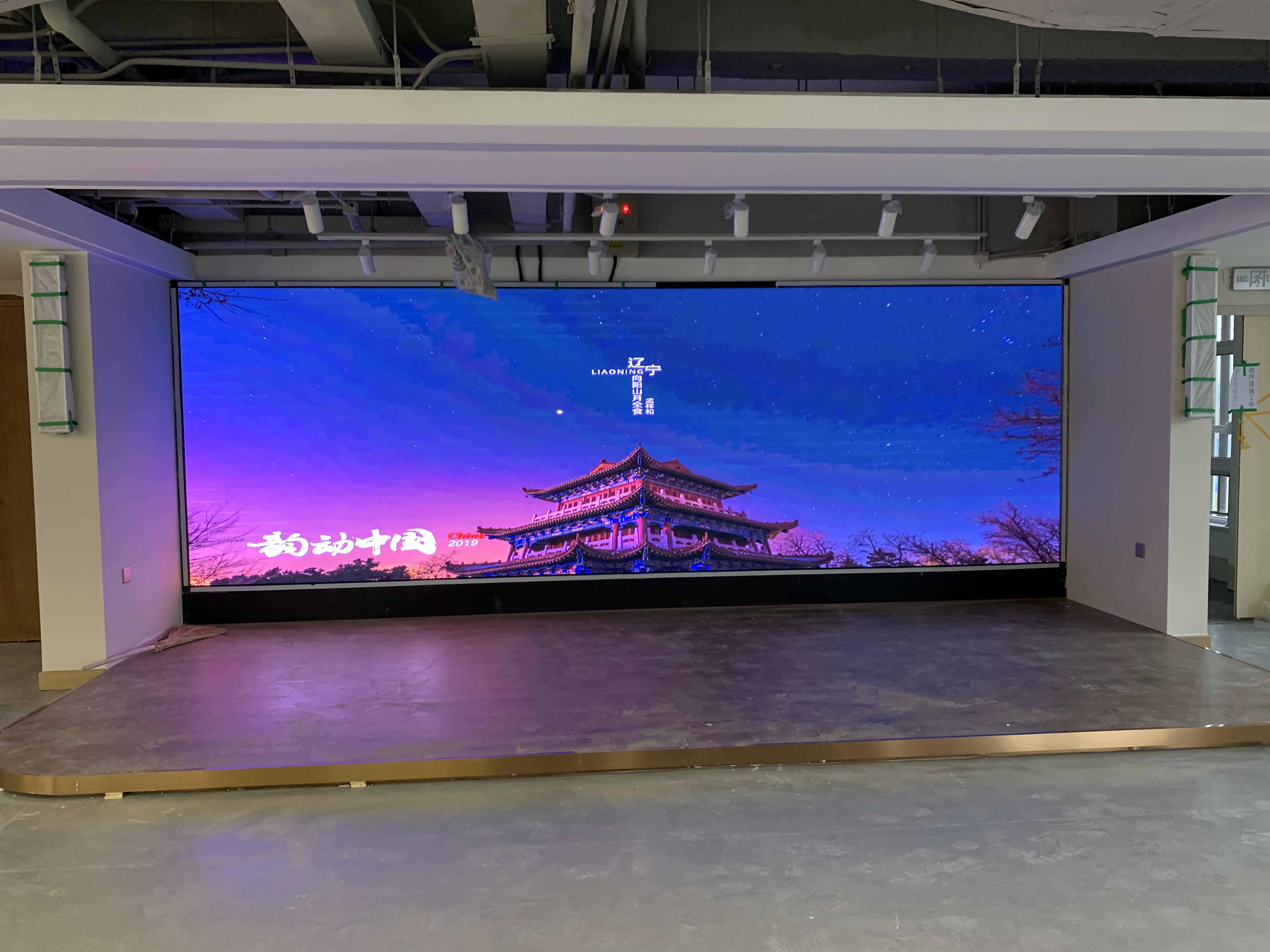 “會(huì)議室屏幕掛多高？人體工學(xué)高度公式+高管身高適配表”