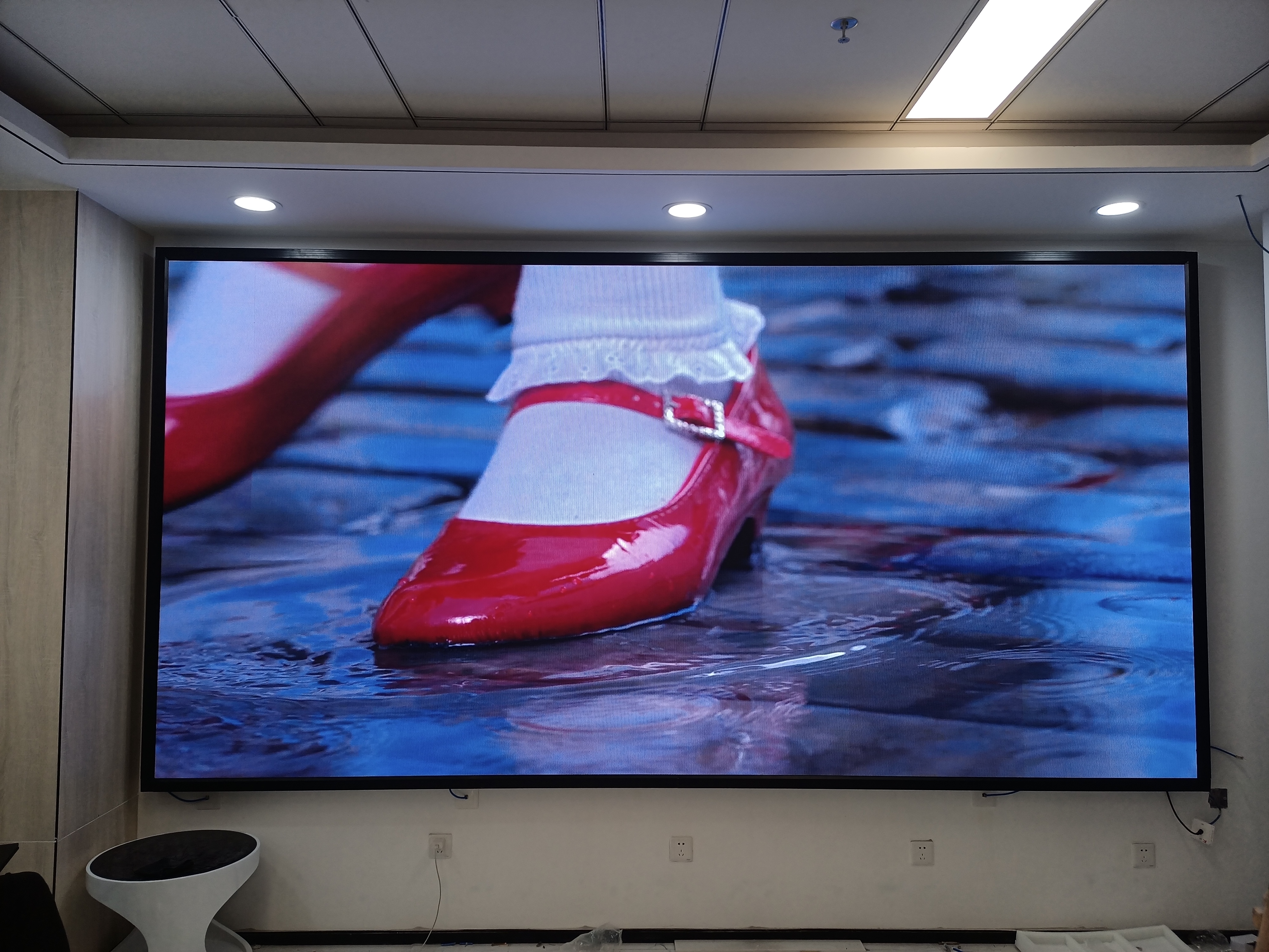 在交通誘導(dǎo)屏、商業(yè)廣告屏、體育賽事屏等場(chǎng)景中，戶外LED顯示屏的設(shè)計(jì)要點(diǎn)有何不同？